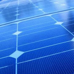 Solaire : le Sénat examine une proposition de loi visant à permettre l’implantation de panneaux photovoltaïques sur des sites dégradés