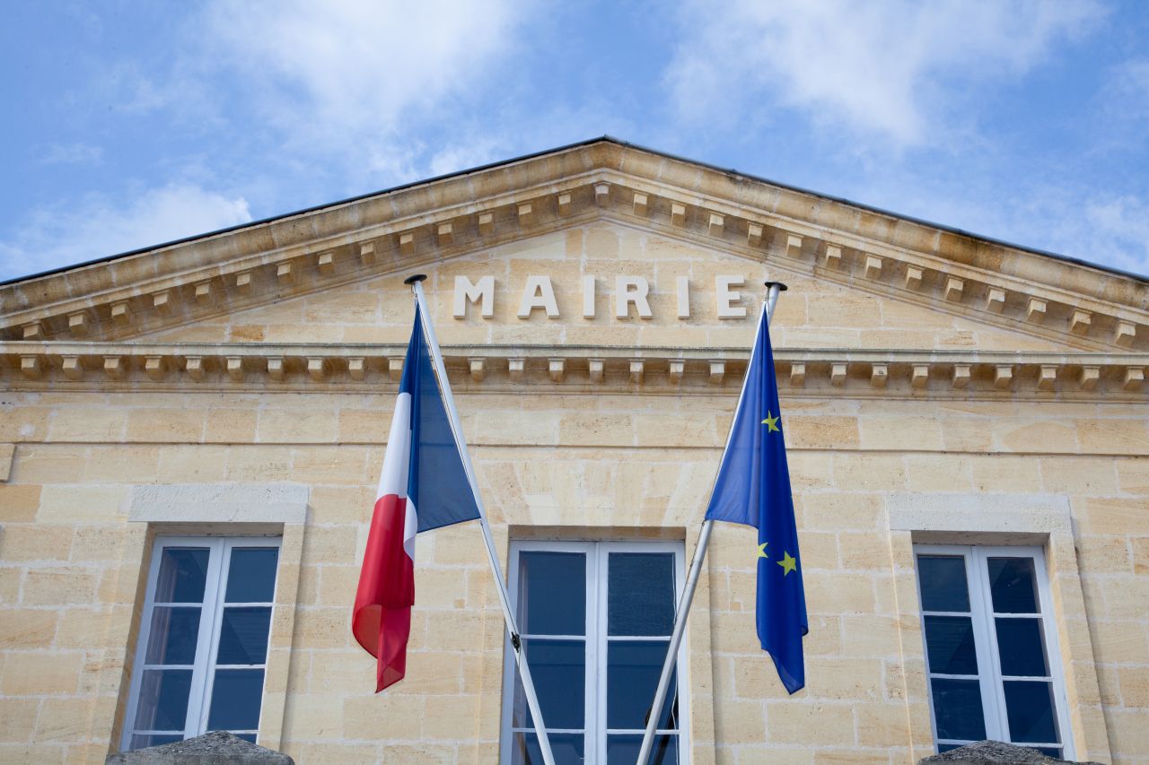 Une commune a-t-elle le droit de contribuer au financement d’une société de production d’énergies renouvelables alors qu’elle a transféré sa compétence « énergies renouvelables » à un établissement public de coopération intercommunale ? (TA Rennes, 25 janvier 2024, n°23NT01257 et CAA Nantes, 19 avril 2024, n°23NT01257)