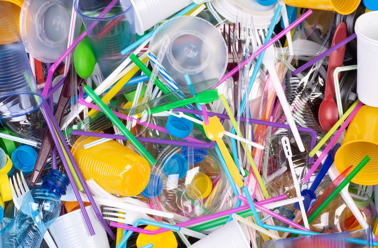 Plastique à usage unique : un projet de décret qui ne changera rien à l’interdiction dans les cantines (et ailleurs)