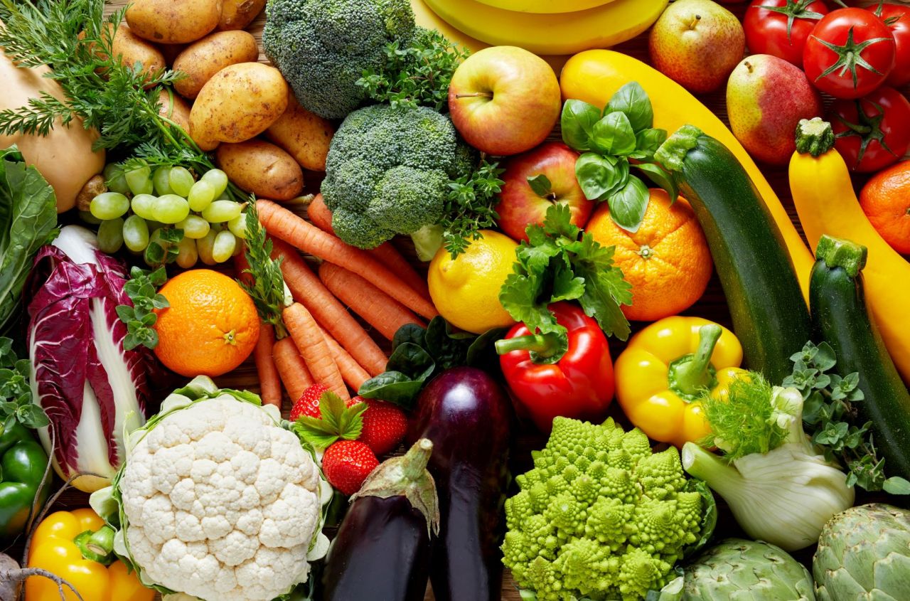 Plastique : publication de la nouvelle liste de fruits et légumes frais pouvant encore être vendus sous plastique (Décret n° 2023-478 du 20 juin 2023 relatif à l’obligation de présentation à la vente des fruits et légumes frais non transformés sans conditionnement composé pour tout ou partie de matière plastique)