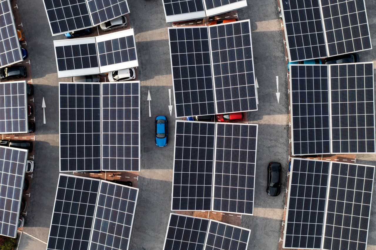 Solaire : le Parlement modifie en profondeur le régime de l’obligation de solarisation ou de végétalisation des toitures et parcs de stationnement (Loi DDADUE)